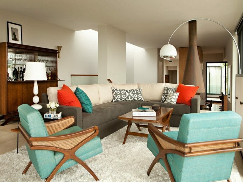 living cu accente complementare rosu verde