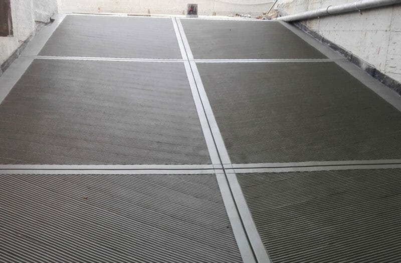Rampa de beton cu suprafață antiderapantă